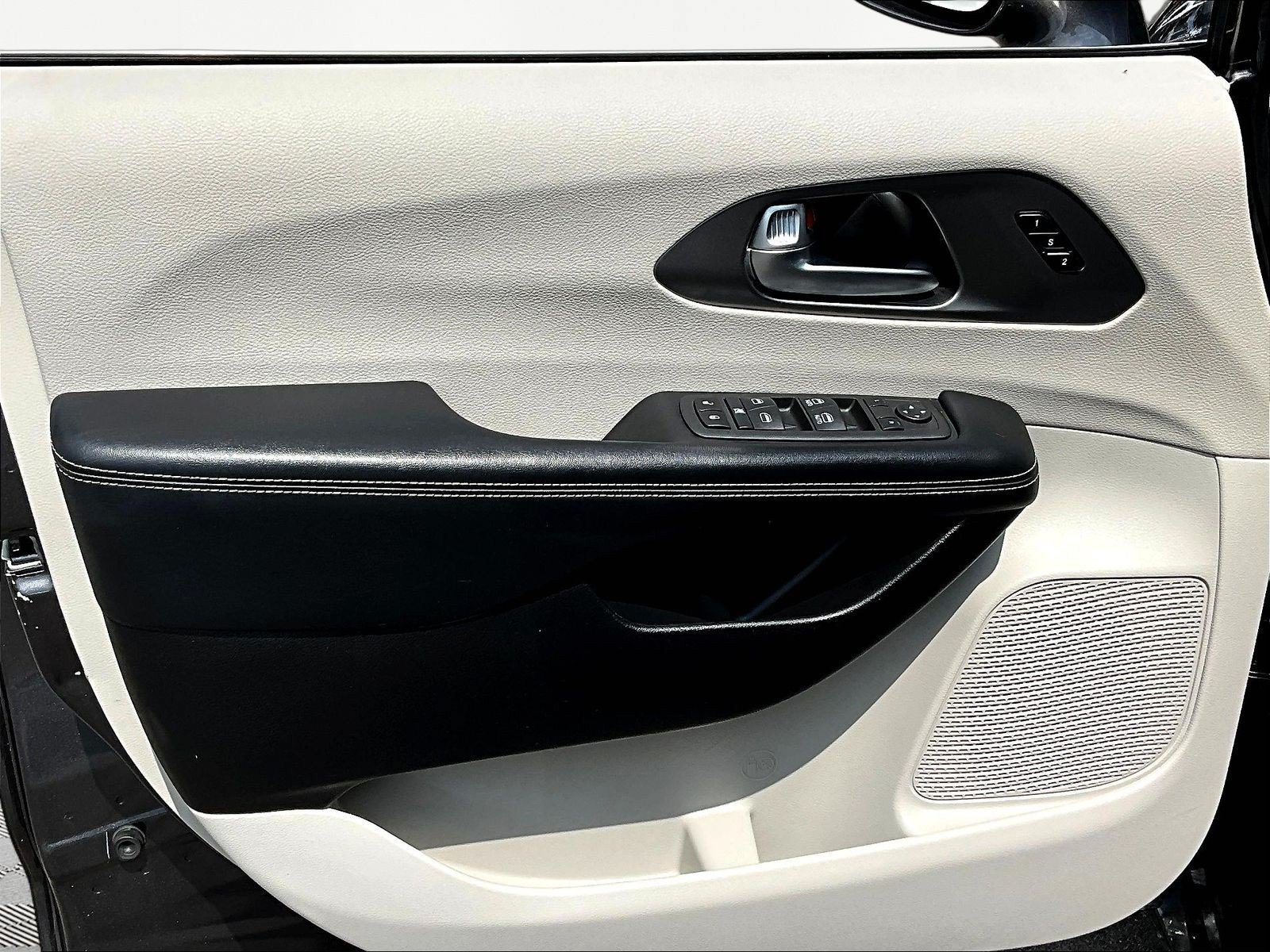 Used 2022 Chrysler Pacifica Touring-L FWD image 19