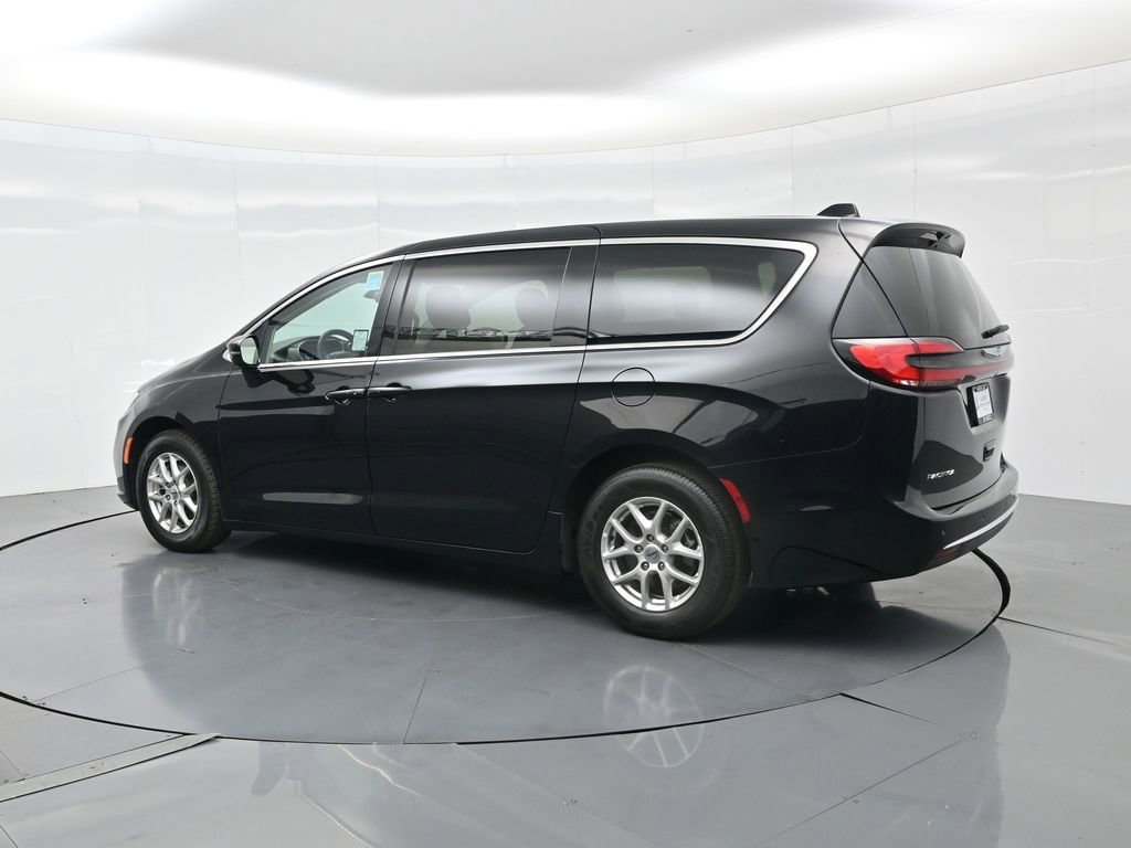 Used 2024 Chrysler Pacifica Touring-L image 9