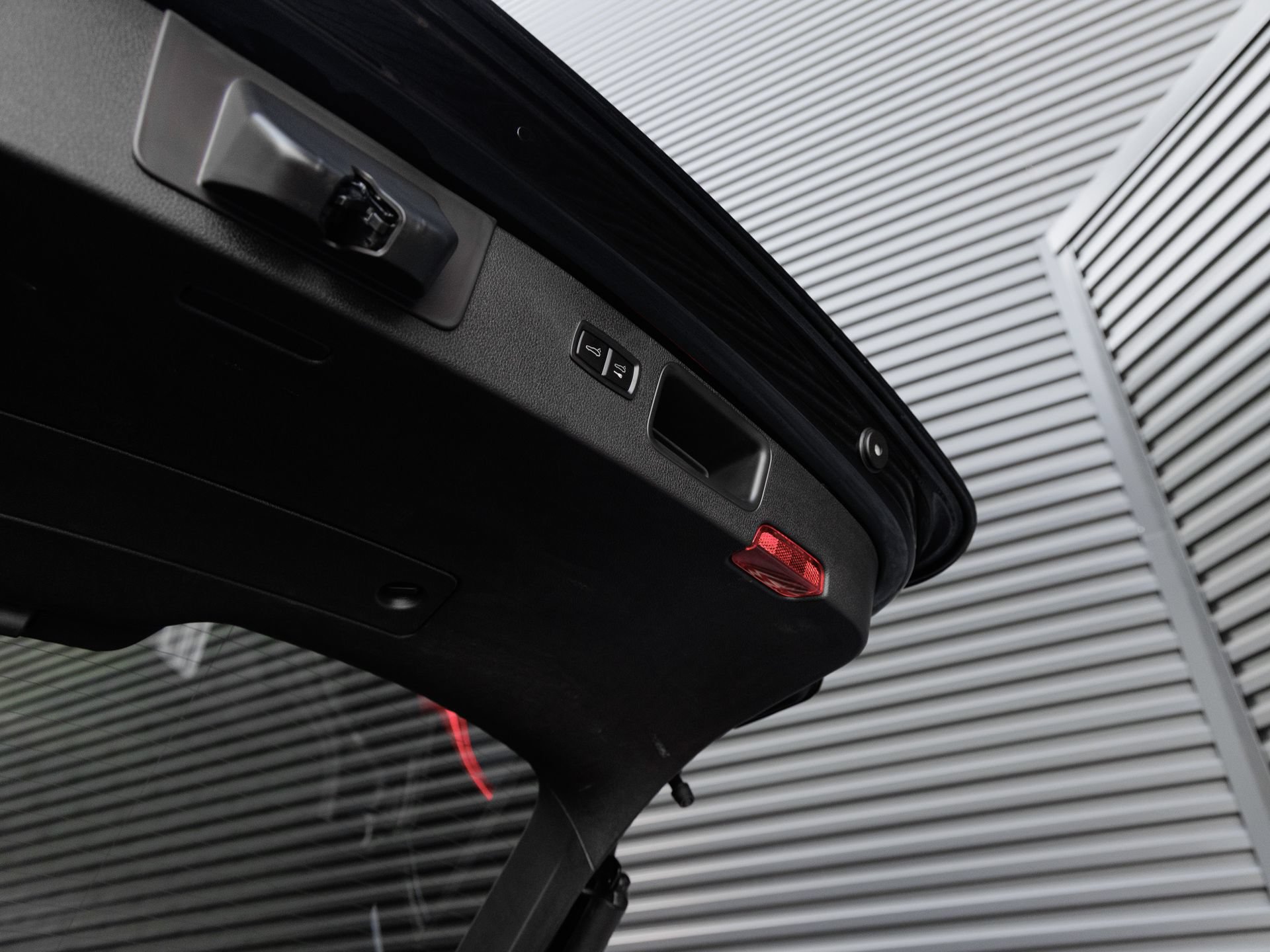 Certified 2025 Porsche Macan AWD/4WD image 30