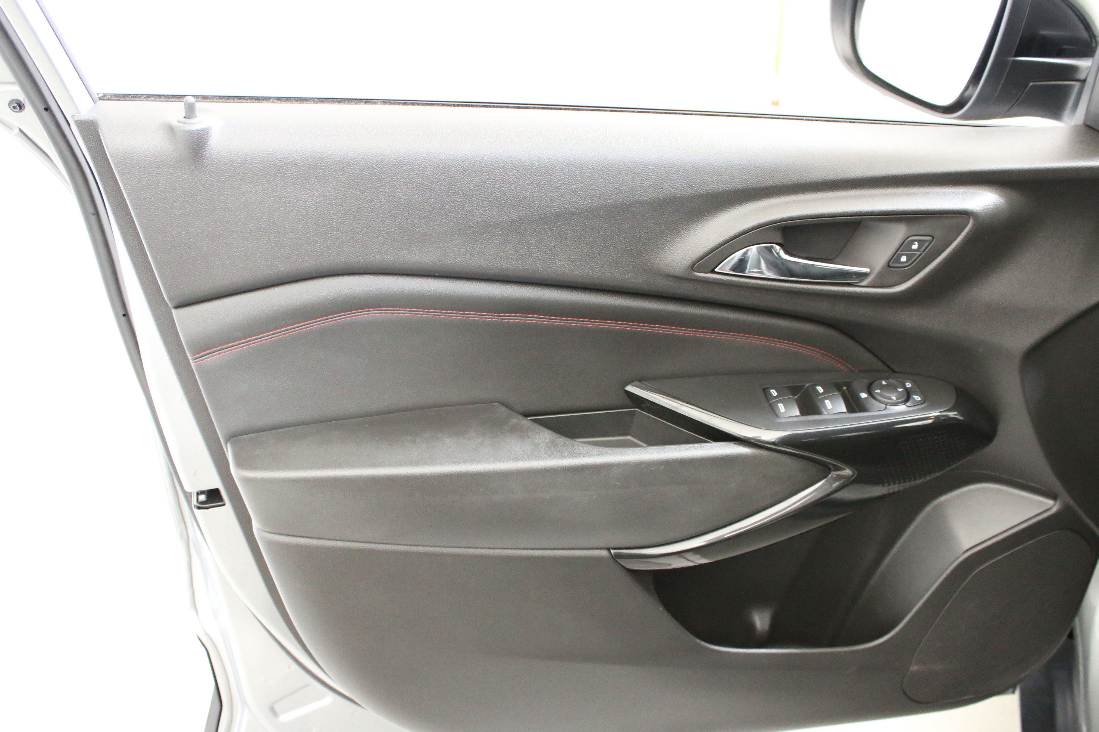 Used 2024 Chevrolet Trax RS w/ Sunroof Package FWD image 23