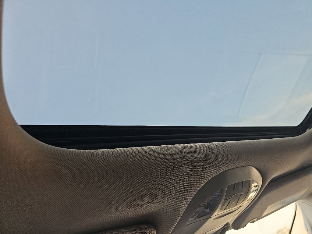 Used 2023 Chrysler Pacifica Limited w/ Uconnect Theater Family Group FWD image 9