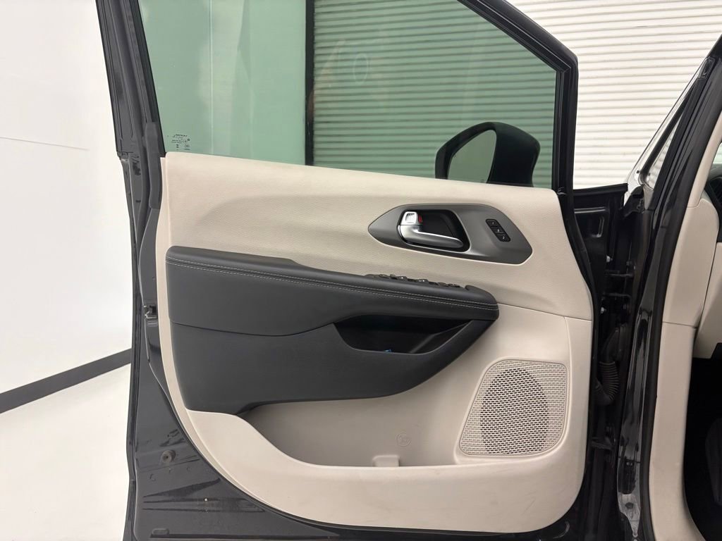 Used 2023 Chrysler Pacifica Touring-L FWD image 27