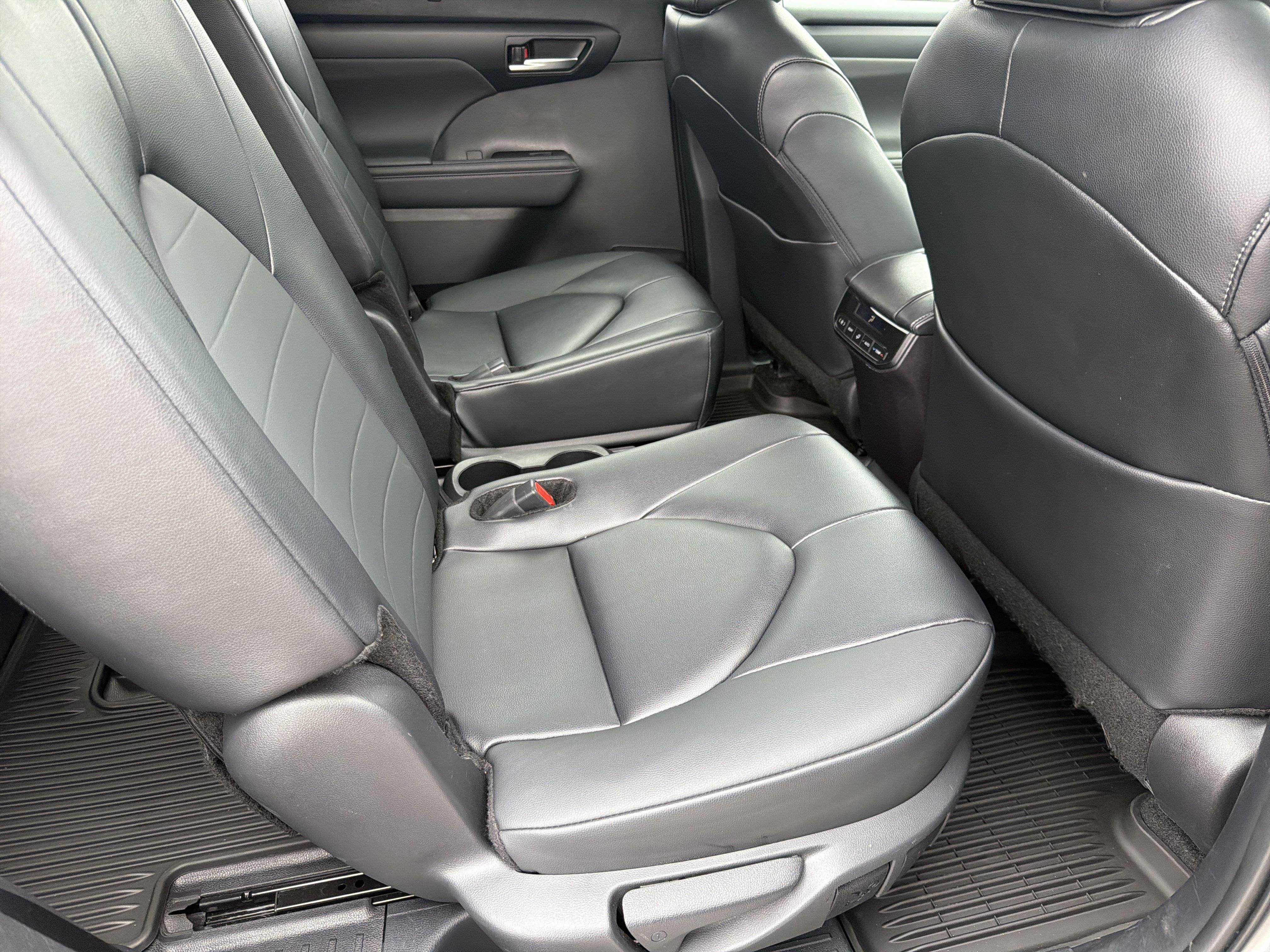Certified 2025 Toyota Highlander XLE FWD image 25