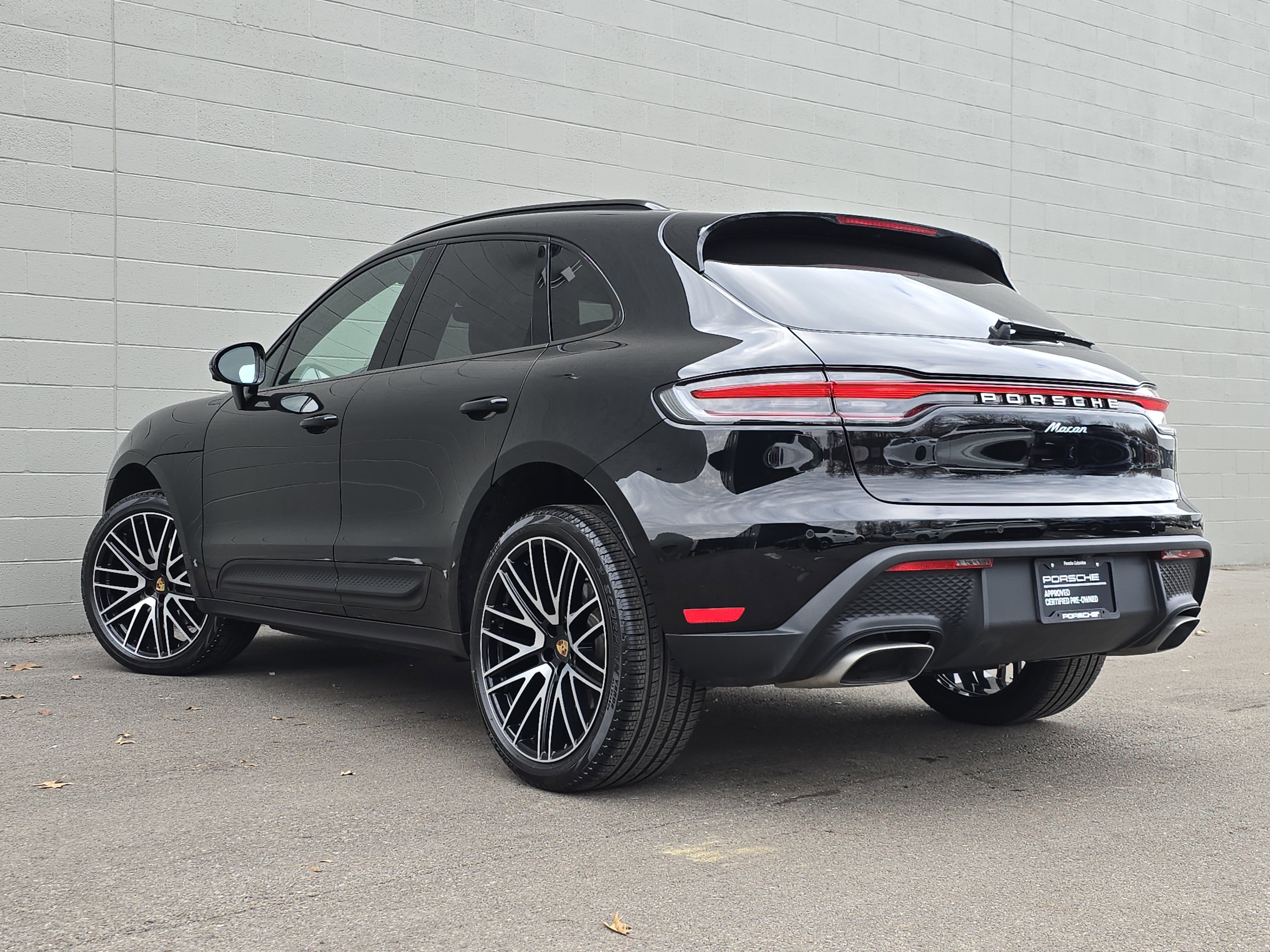 Certified 2025 Porsche Macan image 3