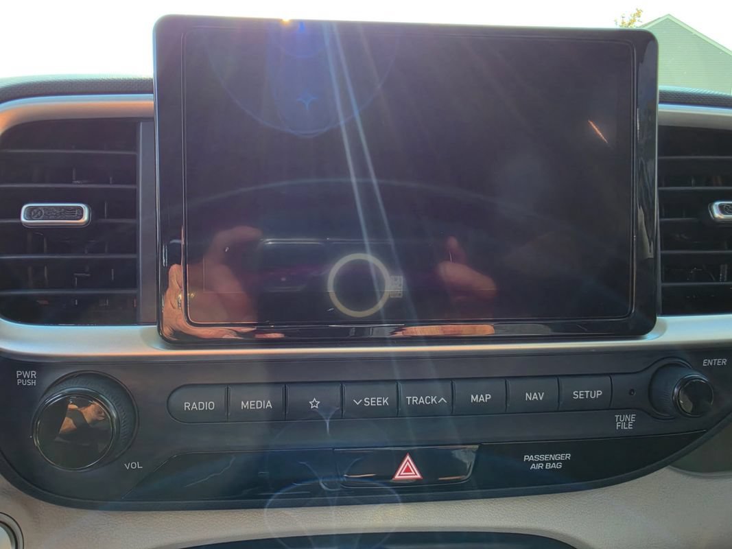 Used 2022 Hyundai Venue Limited FWD image 13