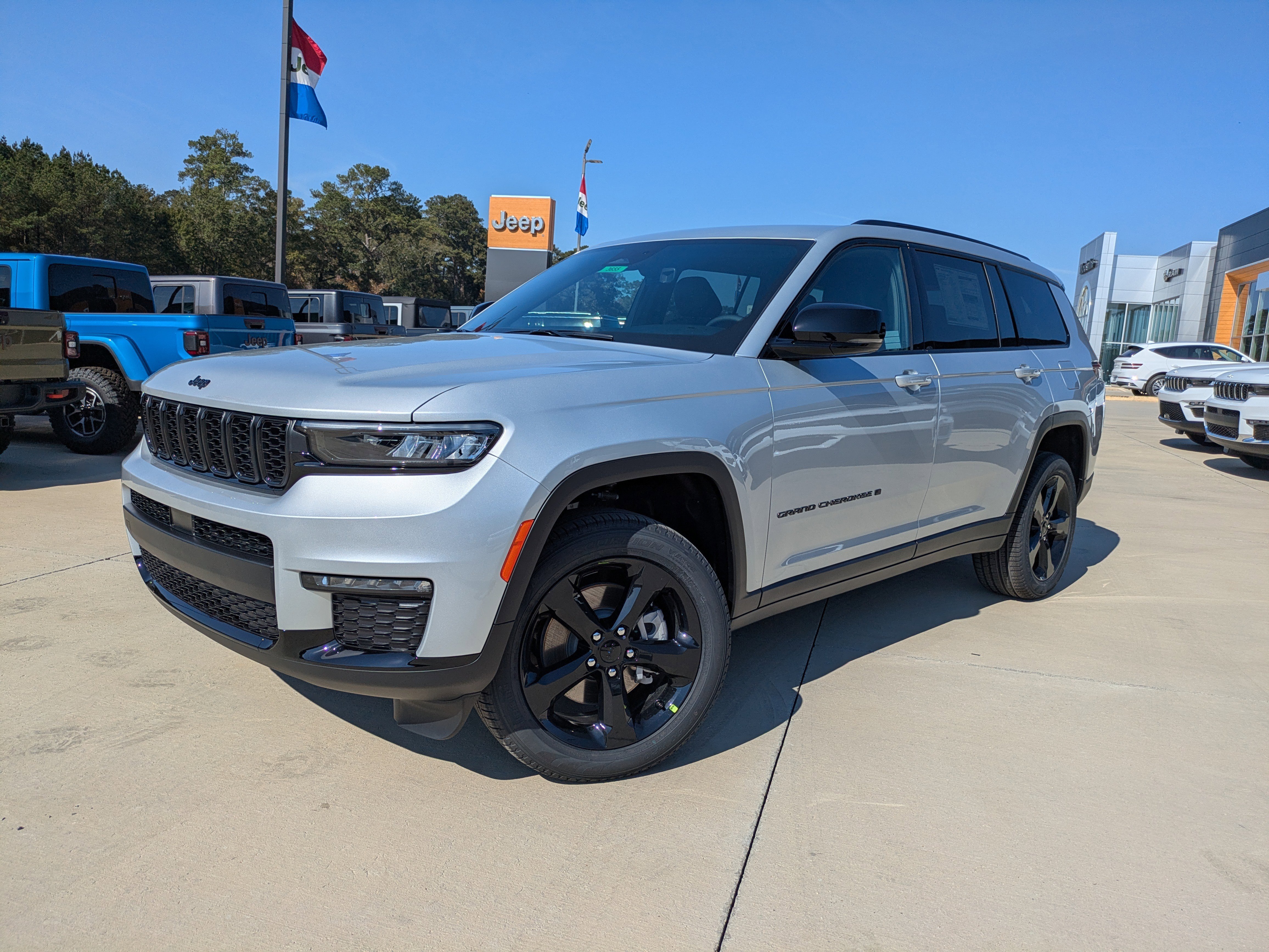 New 2025 Jeep Grand Cherokee L Limited w/ Black Appearance Package AWD/4WD image 4