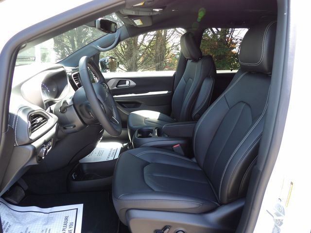 New 2027 Chrysler Pacifica Select FWD image 17