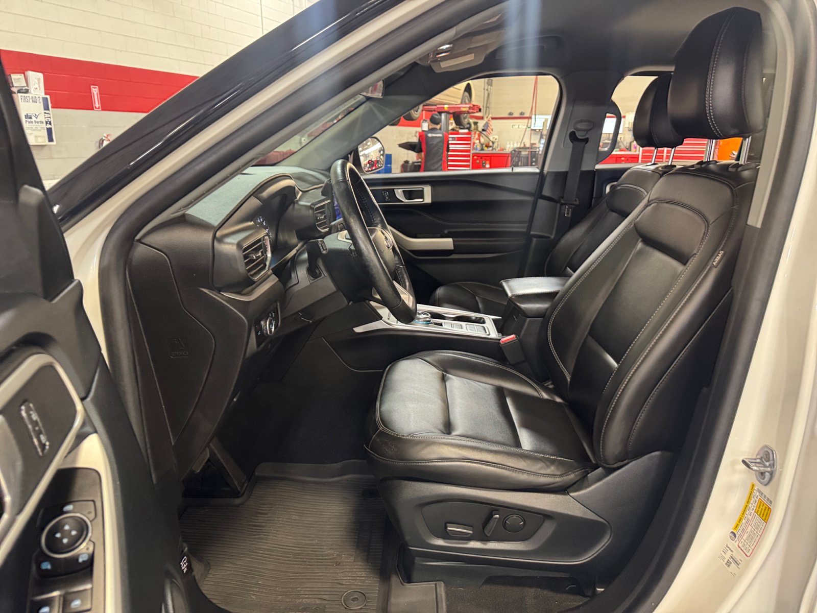 Used 2023 Ford Explorer XLT w/ Equipment Group 202A RWD image 14