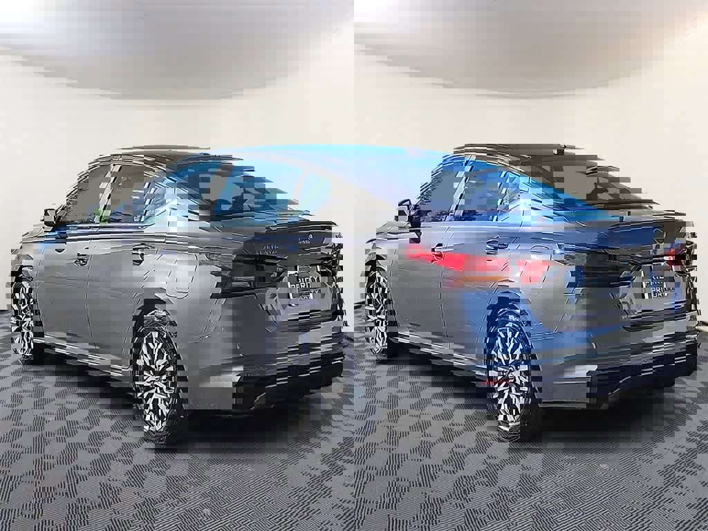 Used 2024 Nissan Altima 2.5 SV image 6