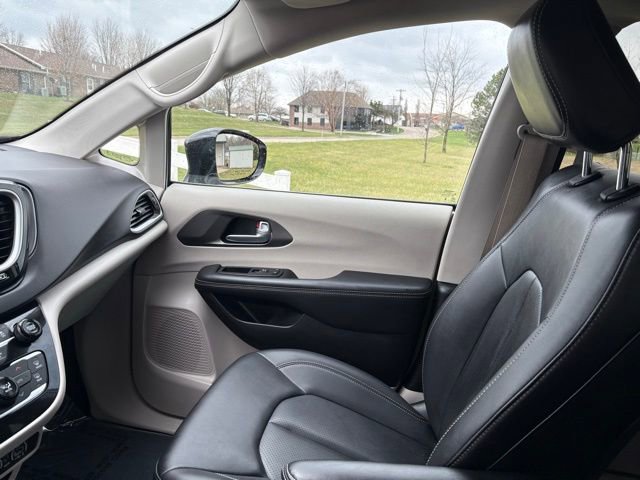 Used 2024 Chrysler Pacifica Touring-L image 21