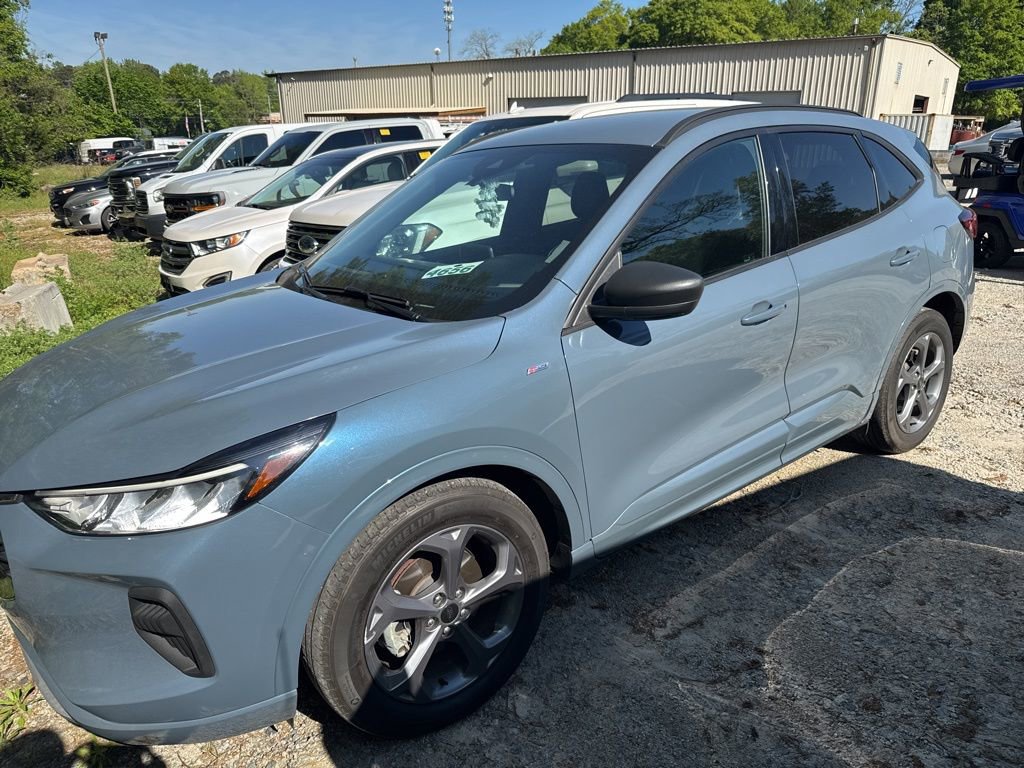 Used 2023 Ford Escape ST-Line FWD image 2