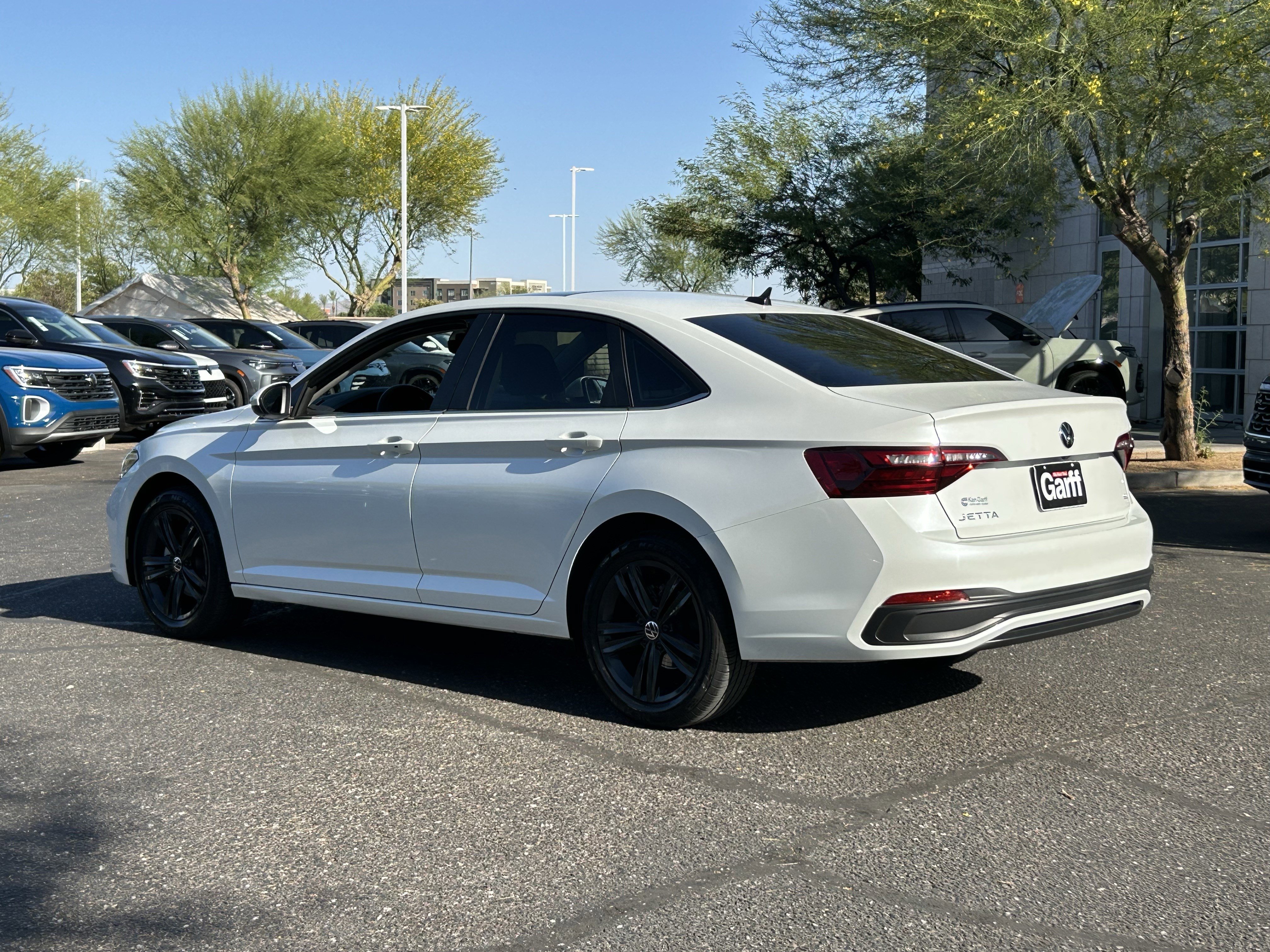 Used 2022 Volkswagen Jetta SE w/ Panoramic Sunroof Package FWD image 3