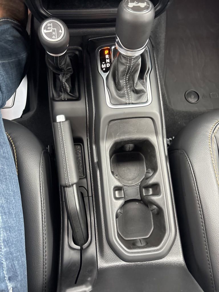 Used 2025 Jeep Wrangler Sahara image 39