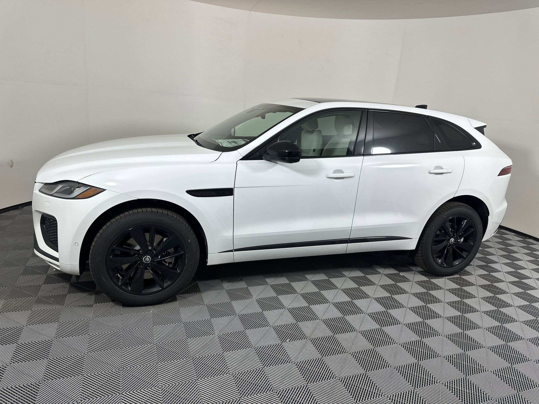 Used 2026 Jaguar F-PACE R-Dynamic S image 26