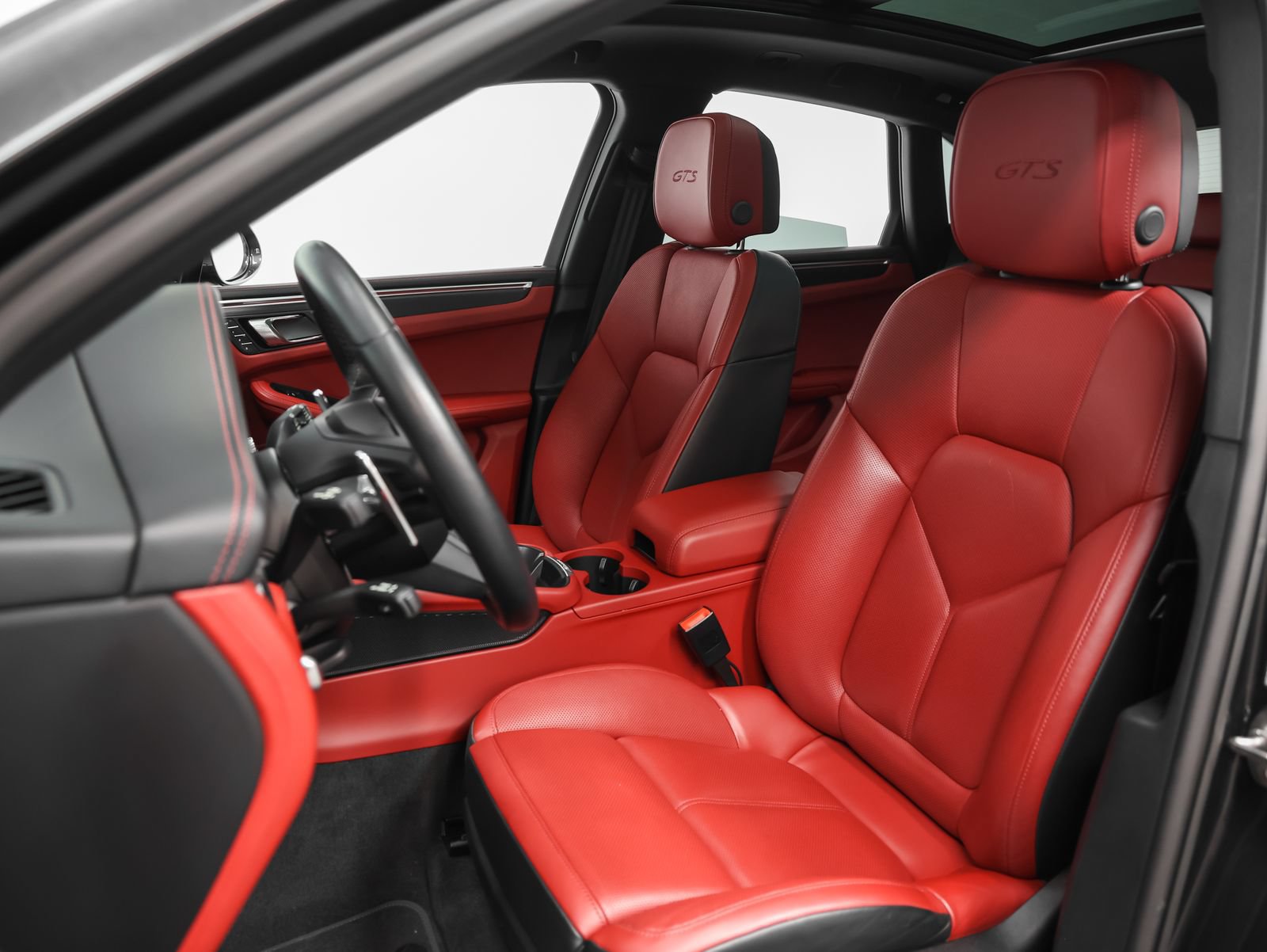 Certified 2024 Porsche Macan GTS w/ Premium Plus Package AWD/4WD image 5