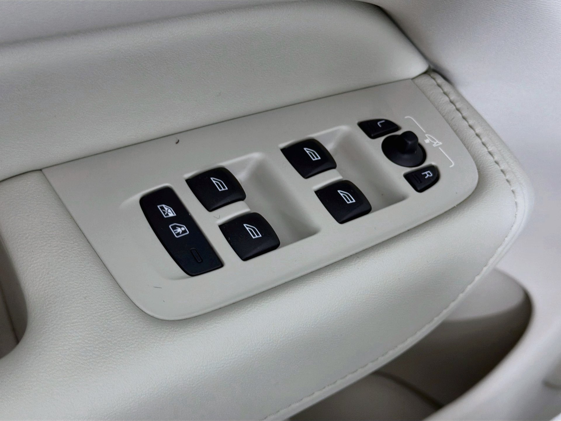 Certified 2023 Volvo XC60 B5 Ultimate w/ Climate Package FWD image 19