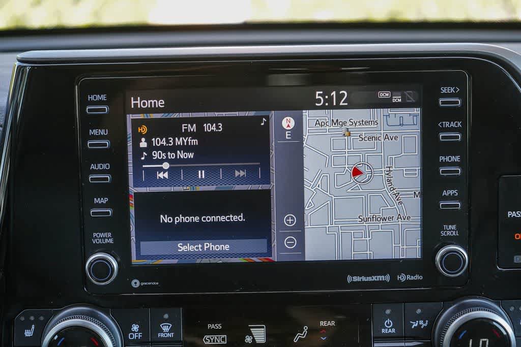 Used 2021 Toyota Highlander XLE AWD/4WD image 14