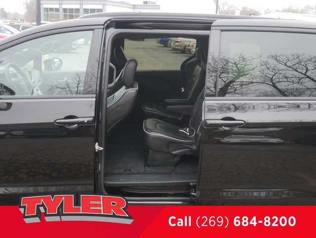Used 2025 Chrysler Pacifica Limited FWD image 18