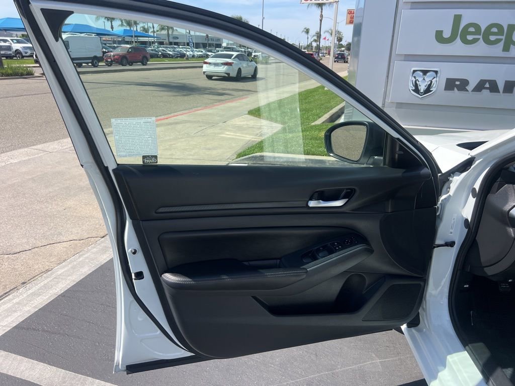 Used 2025 Nissan Altima 2.5 SV FWD image 18