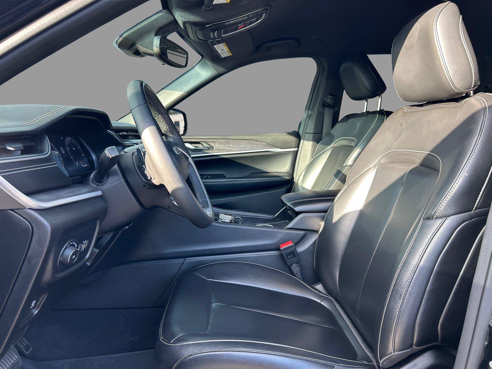 Used 2024 Jeep Grand Cherokee Limited RWD image 16