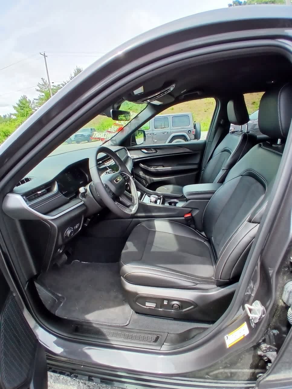 New 2025 Jeep Grand Cherokee L Laredo AWD/4WD image 10