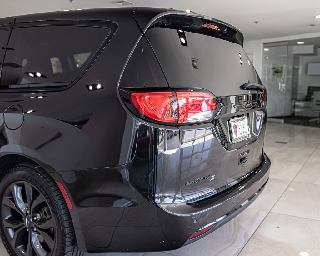 Used 2019 Chrysler Pacifica Touring Plus w/ S Appearance Package FWD image 14