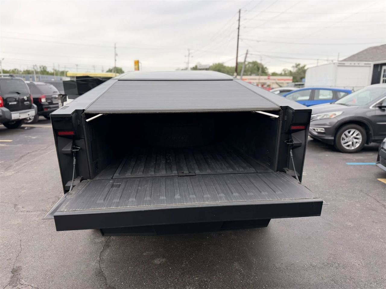 Used 2024 Tesla Cybertruck AWD Crew Cab image 28