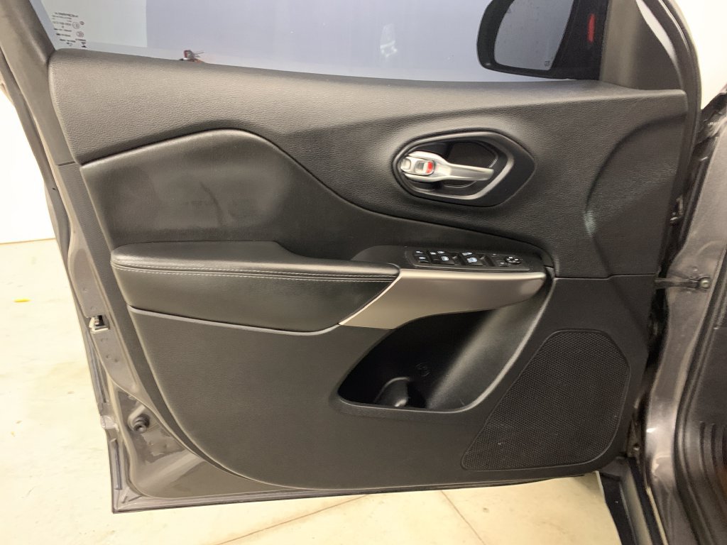 Used 2019 Jeep Cherokee Latitude Plus AWD/4WD image 13