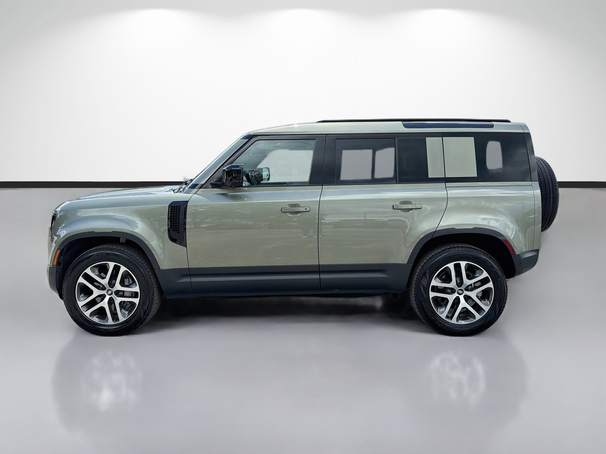 Used 2025 Land Rover Defender 110 S AWD/4WD image 2