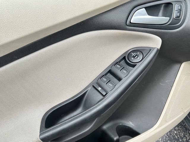 Used 2015 Ford Focus SE FWD image 21