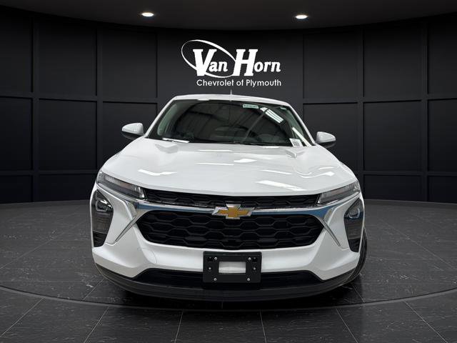 Used 2025 Chevrolet Trax LS w/ LS Convenience Package image 2