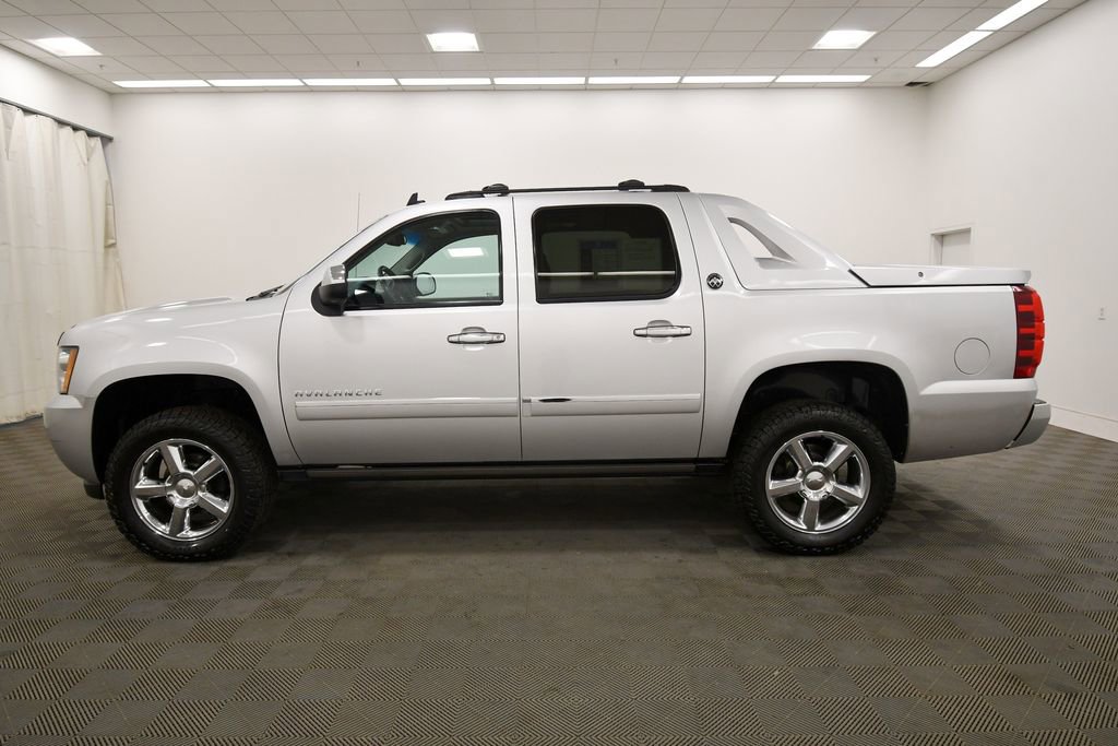 Used 2013 Chevrolet Avalanche LTZ AWD/4WD image 4