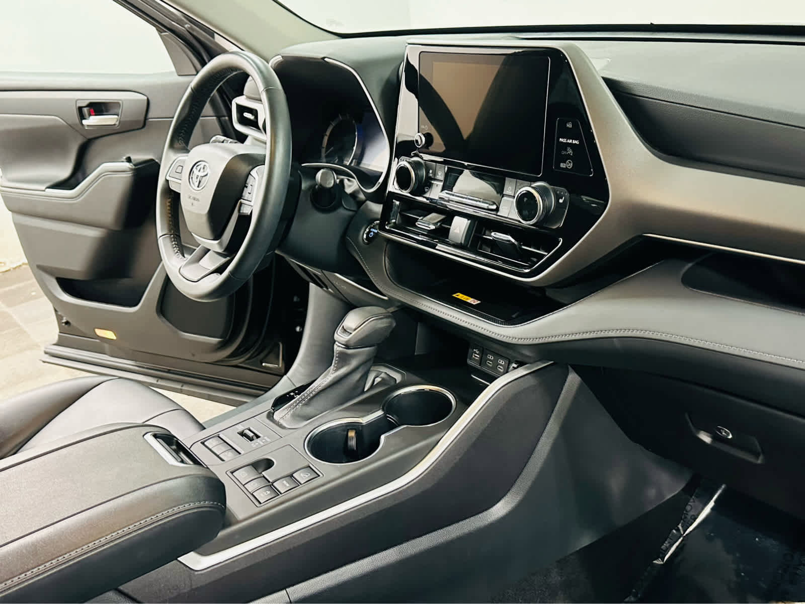 Used 2023 Toyota Highlander XLE AWD/4WD image 8