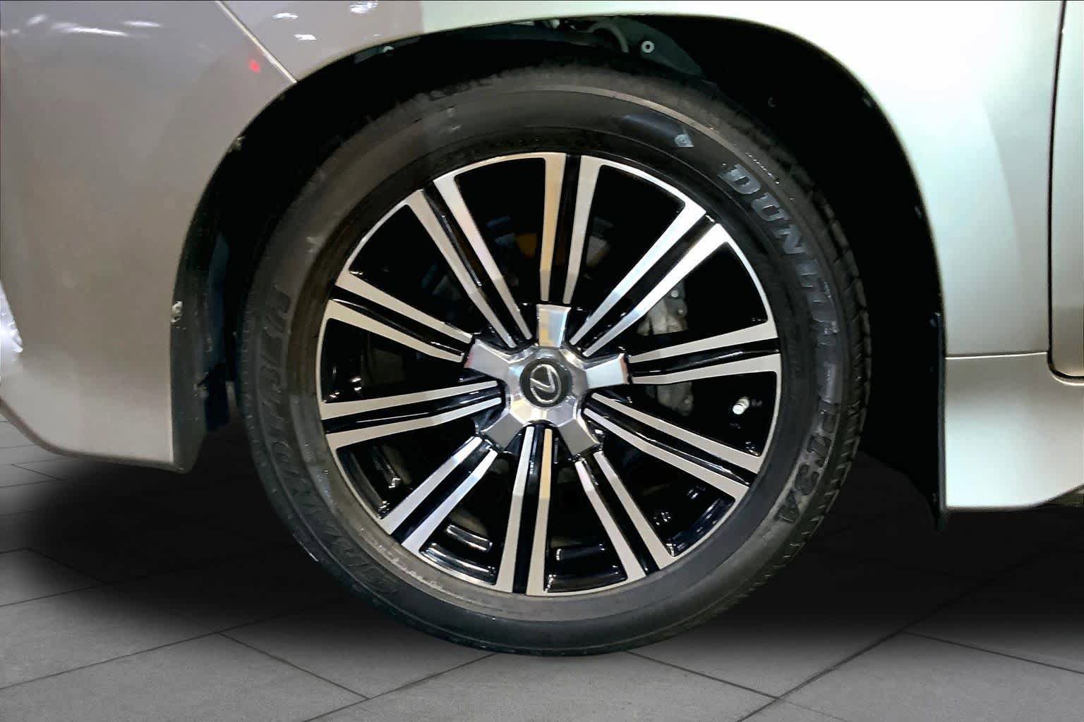 Used 2020 Lexus LX 570 4WD w/ Luxury Package image 11