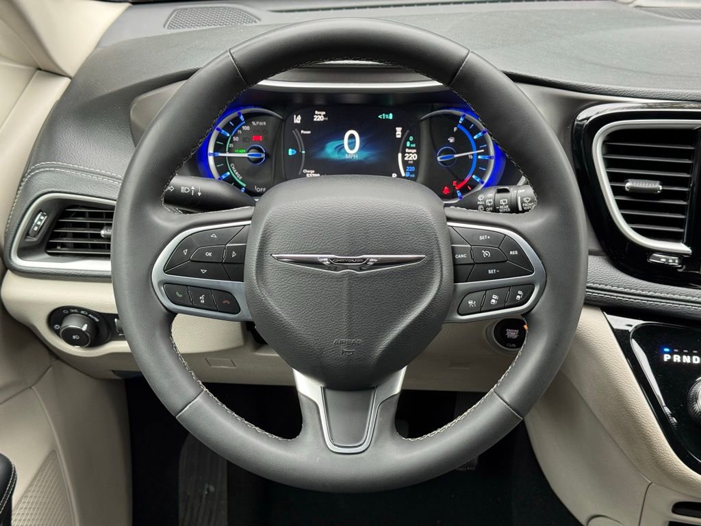 Used 2023 Chrysler Pacifica Touring-L image 16