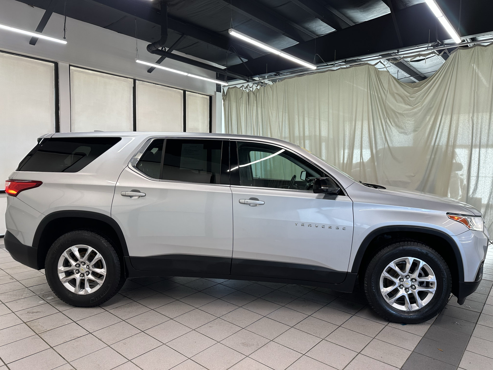 Used 2018 Chevrolet Traverse LS FWD image 3