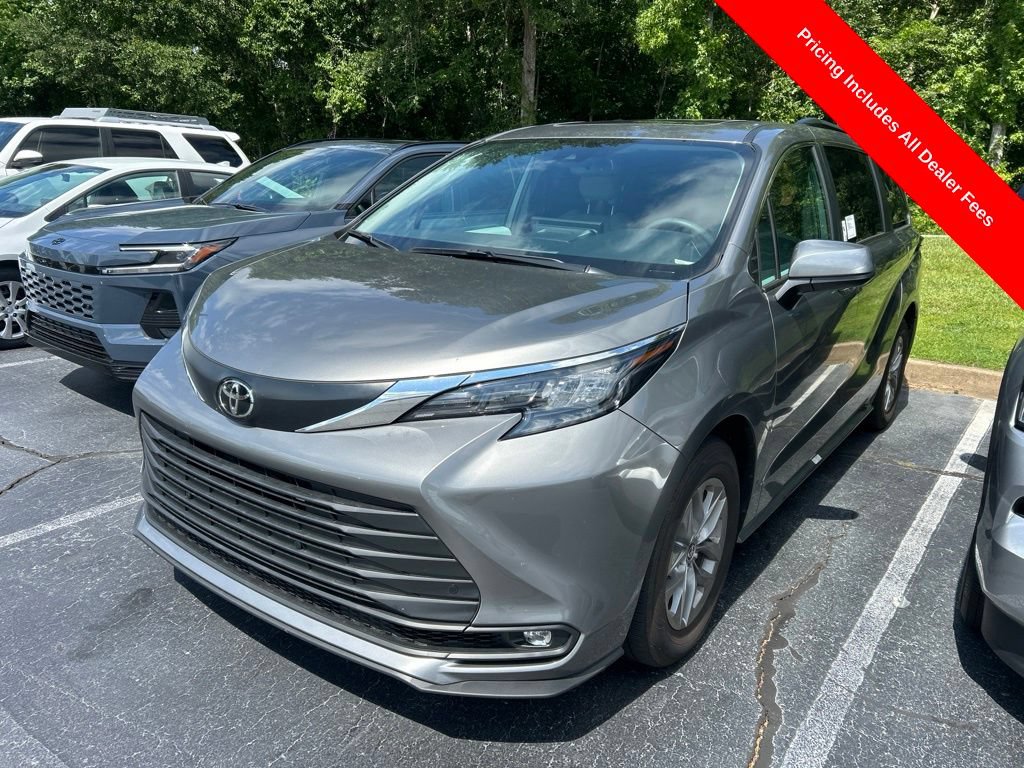 Used 2026 Toyota Sienna XLE FWD image 13