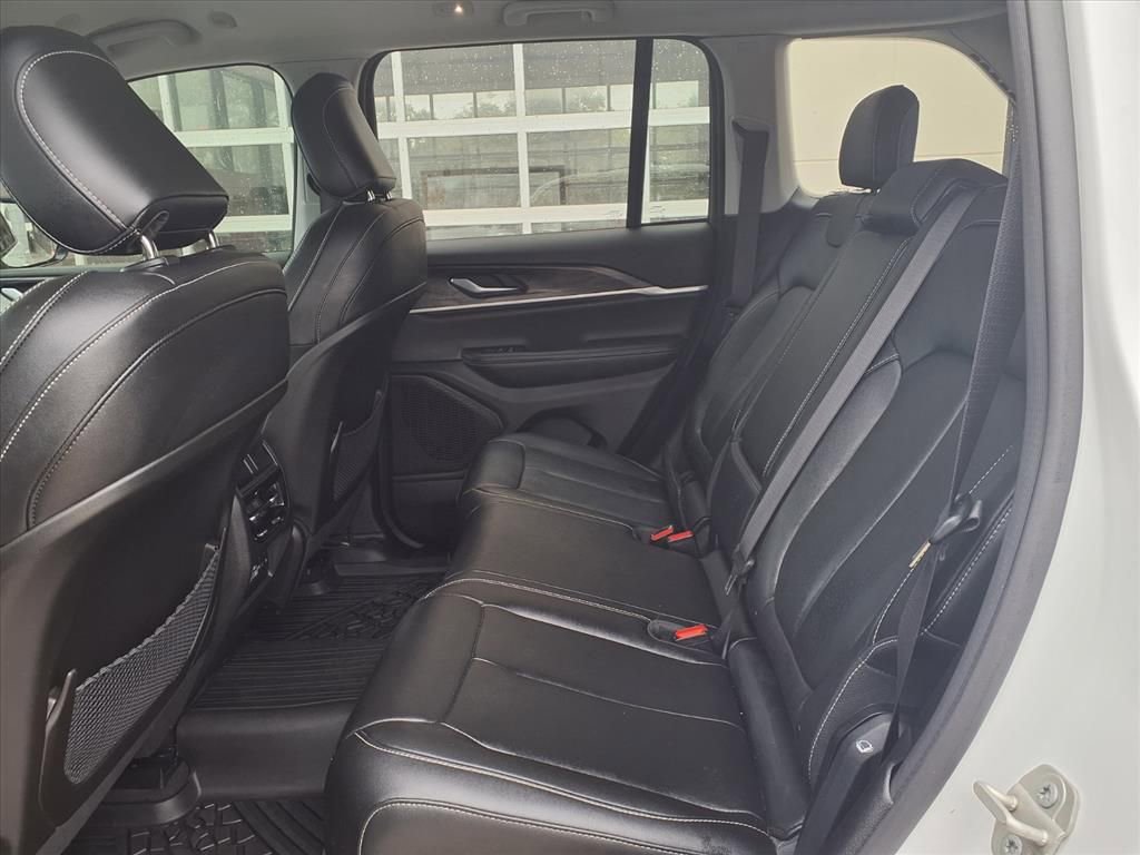Used 2023 Jeep Grand Cherokee Limited image 16