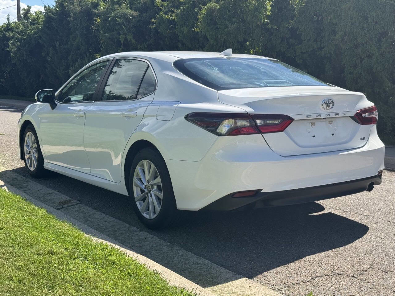 Used 2022 Toyota Camry LE FWD image 5