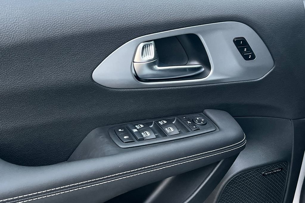 New 2026 Chrysler Pacifica Limited w/ Uconnect Theater Family Group image 11