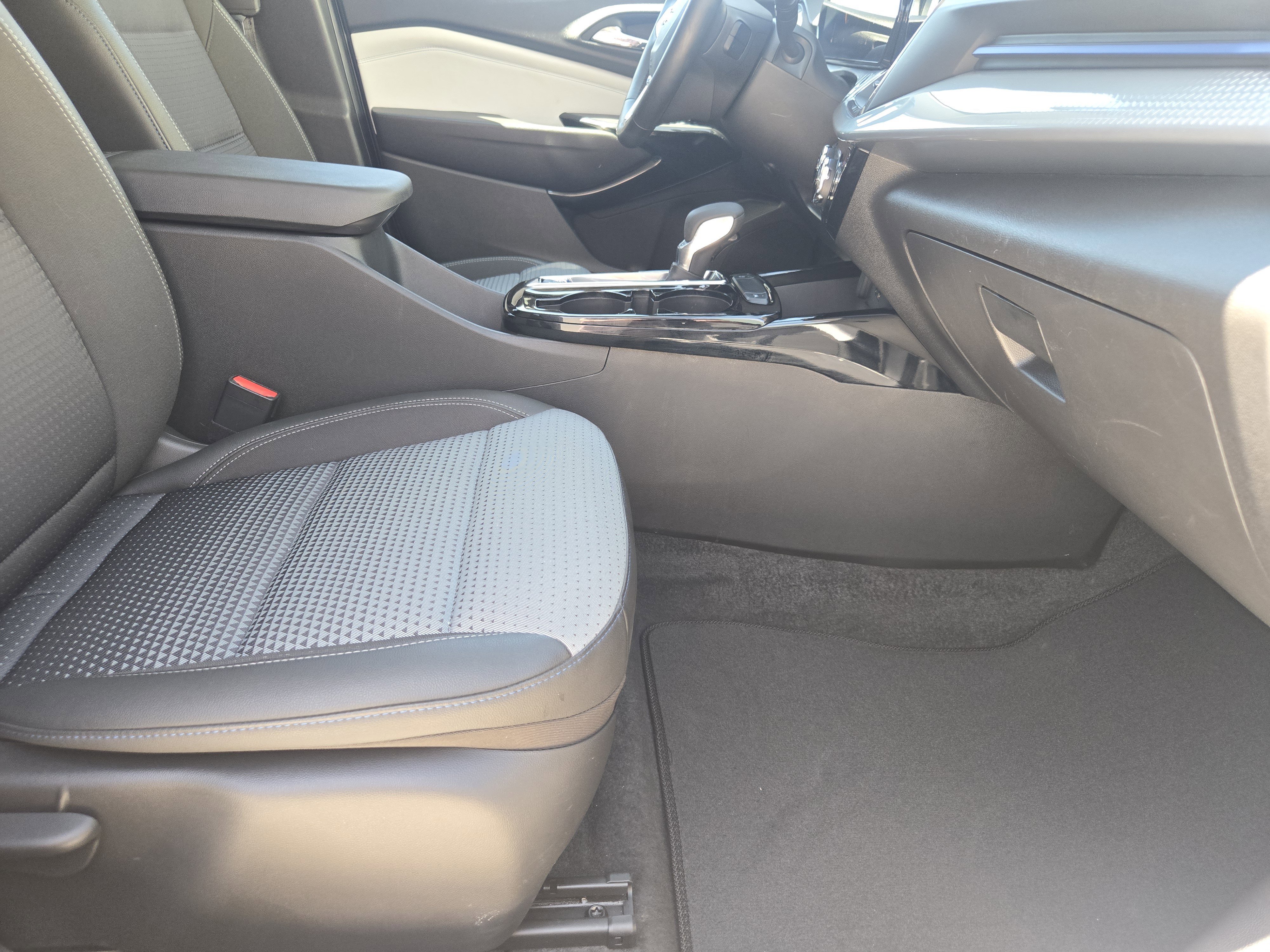 Used 2025 Chevrolet Trax LT w/ LT Convenience Package FWD image 17