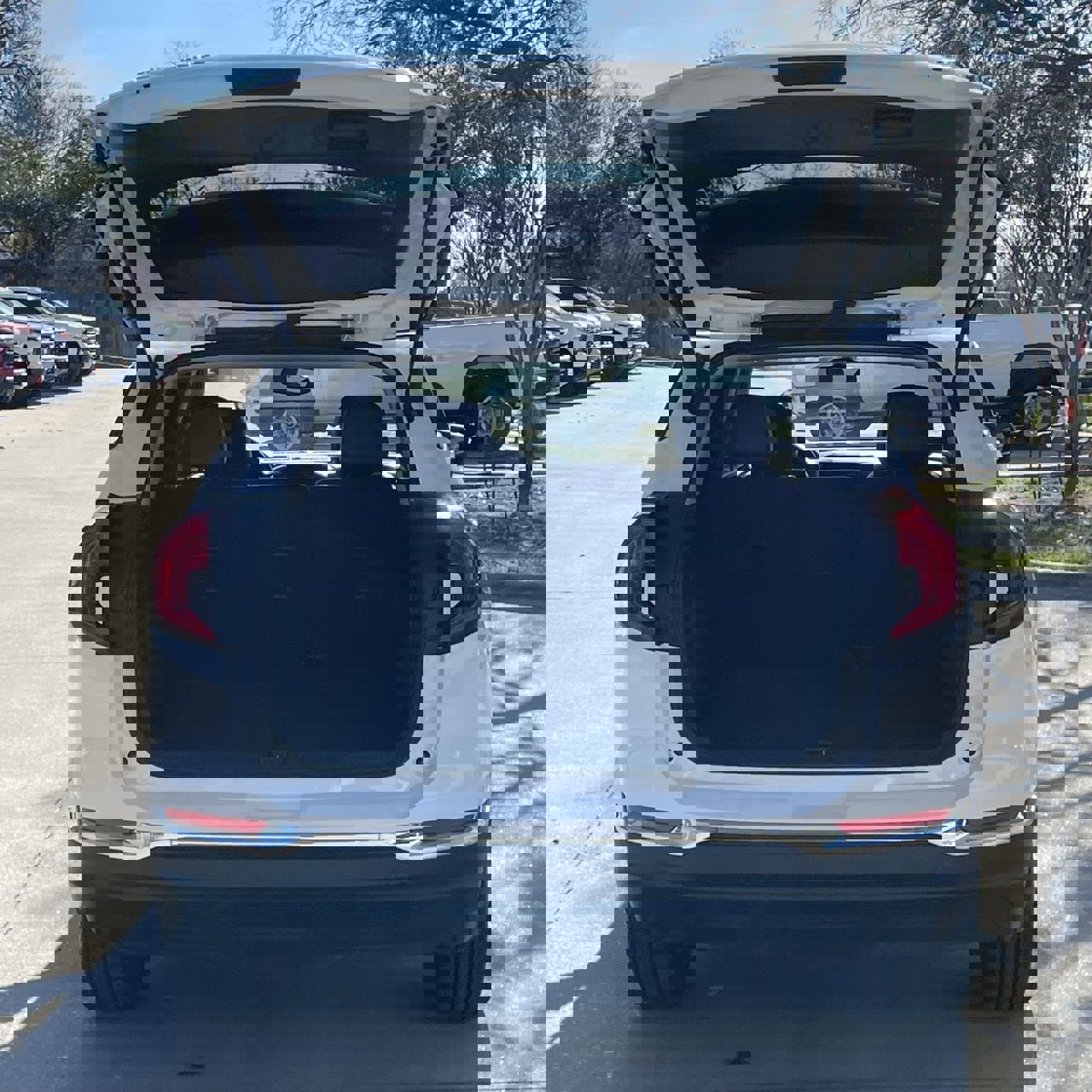 Used 2024 GMC Terrain SLT image 27