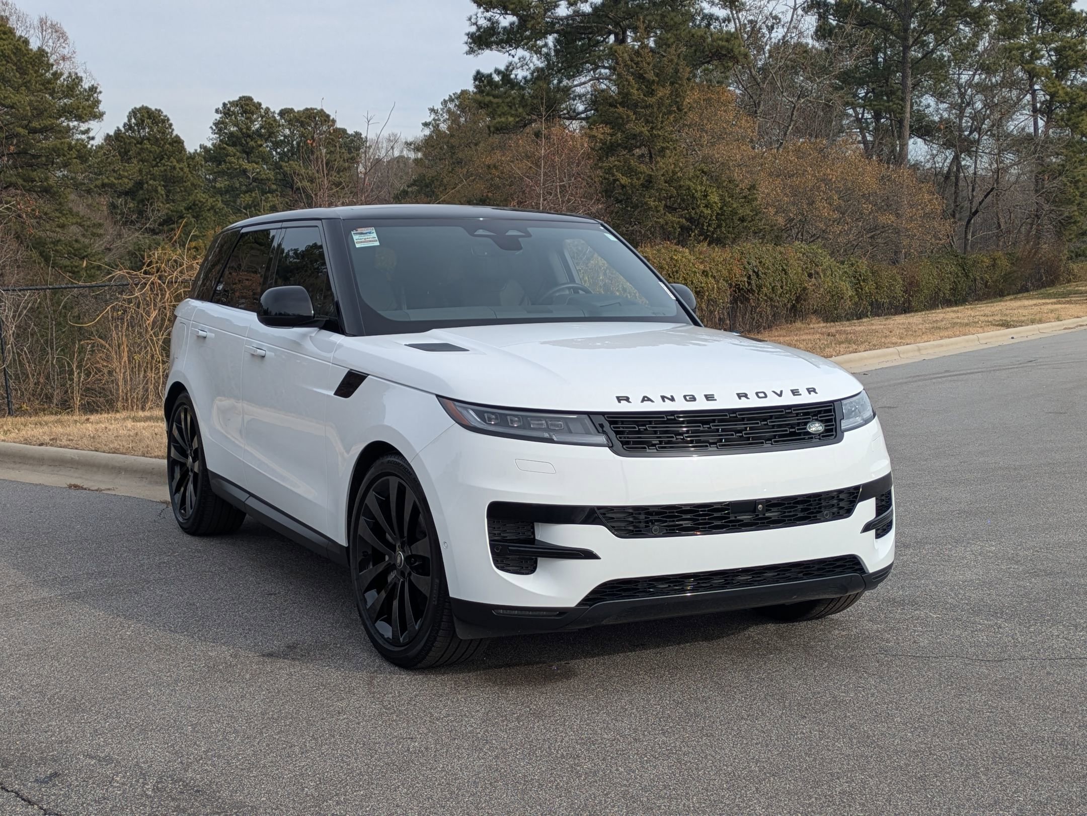 Used 2025 Land Rover Range Rover Sport SE image 3