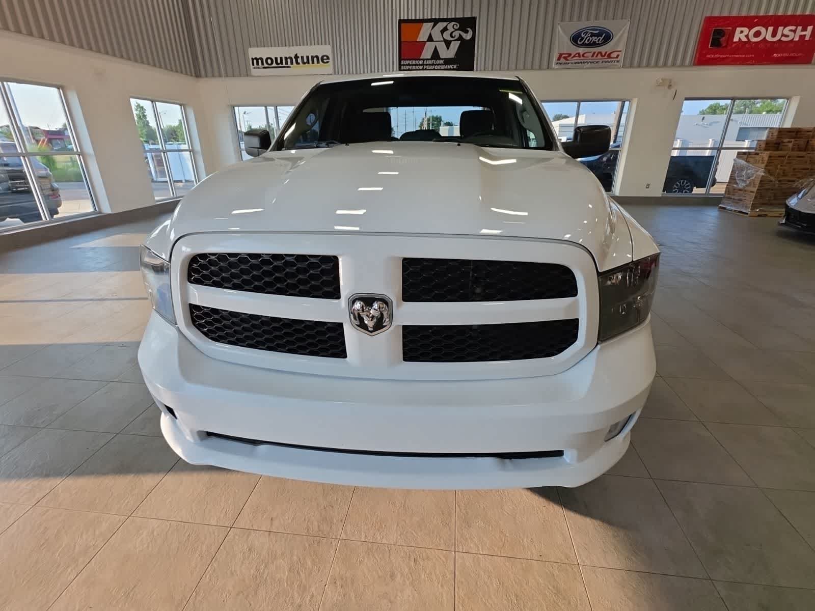 Used 2019 RAM 1500 Express w/ Express Value Package AWD/4WD image 3