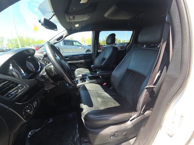 Used 2017 Dodge Grand Caravan SXT w/ Blacktop Package FWD image 26