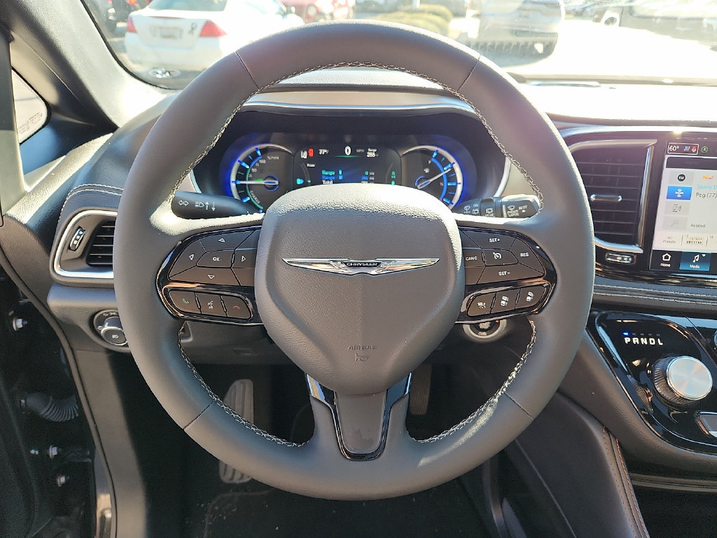 Used 2024 Chrysler Pacifica Premium FWD image 21
