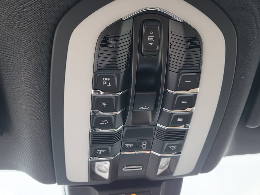 Certified 2026 Porsche Macan AWD/4WD image 37