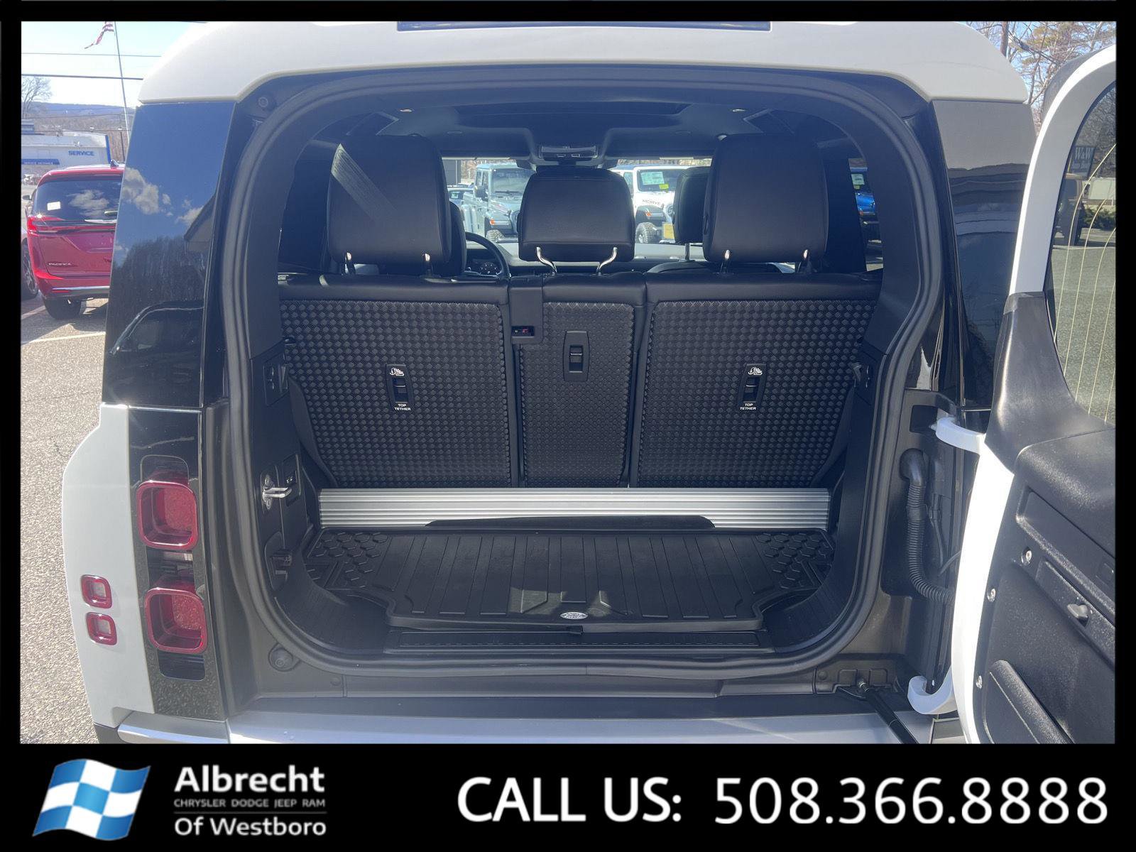 Used 2023 Land Rover Defender 90 SE image 13