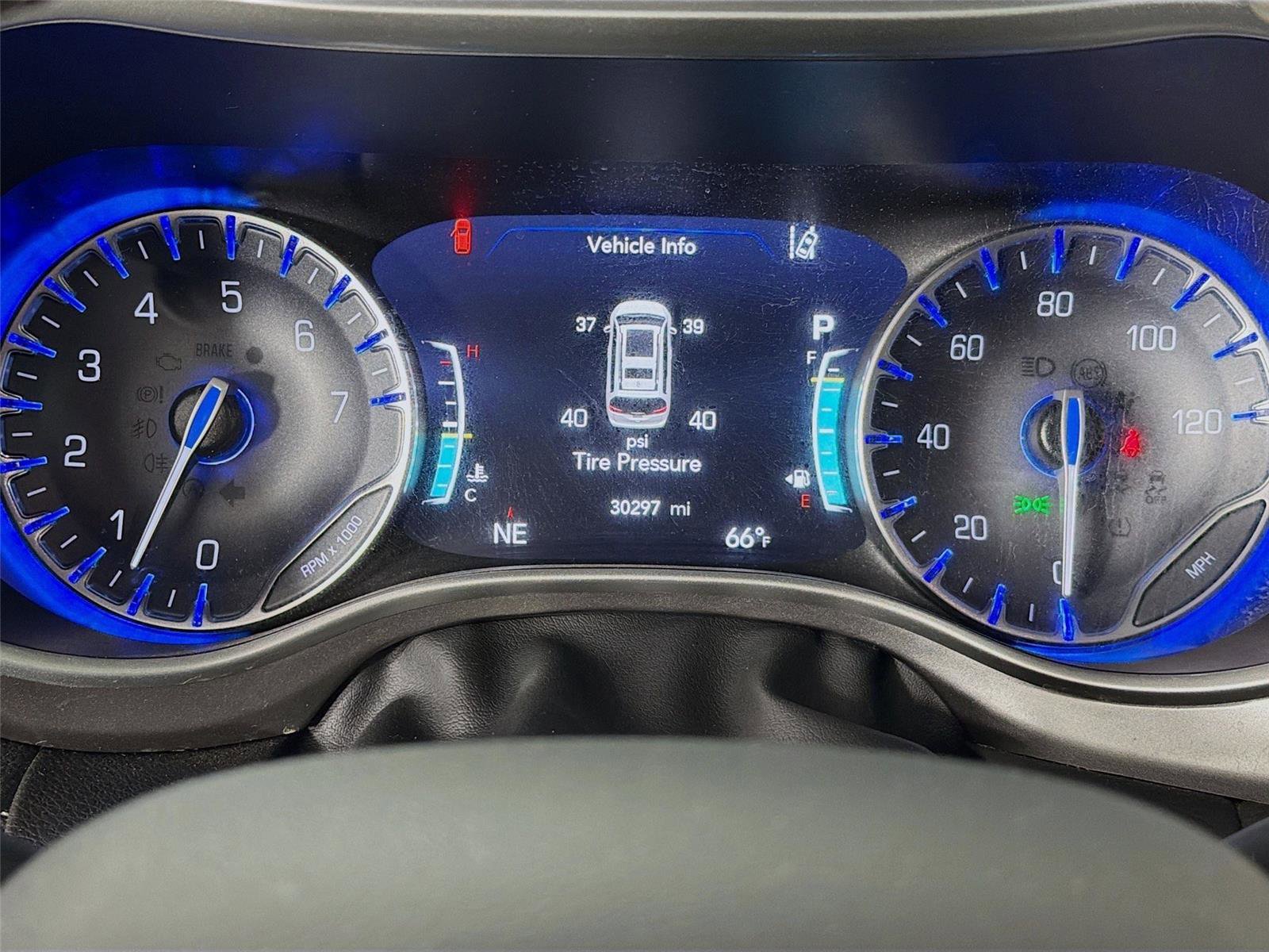 Used 2023 Chrysler Pacifica Touring-L FWD image 13