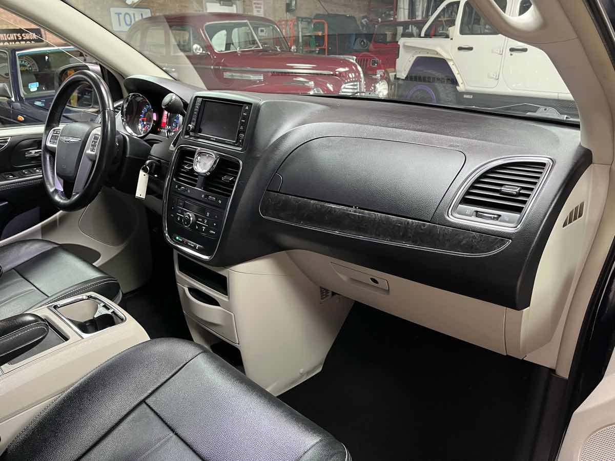 Used 2016 Chrysler Town & Country Touring w/ Driver Convenience Group FWD image 10